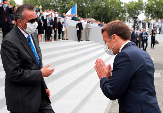 (Izq. a der.) Emmanuel Macron y Tedros A, Ghebreyesus, el 14 de julio de 2020.