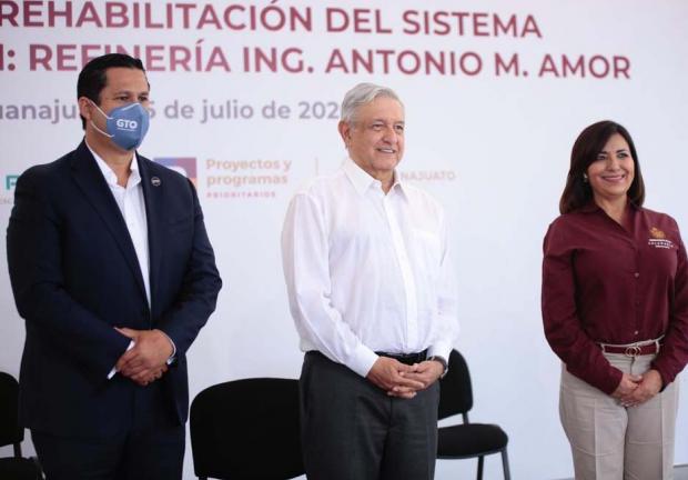 De izq. a der.: el gobernador Diego Sinhue Rodríguez, el Presidente Andrés Manuel López Obrador y la alcaldesa de Salamanca, Beatriz Hernández.