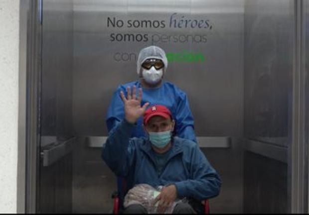 Dan de alta a 12 pacientes con COVID-19 en Hospital Juárez, el 15 de julio de 2020.