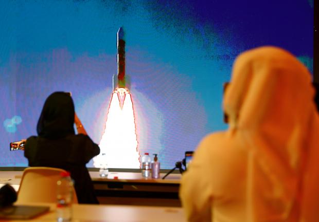 Gente observa el lanzamiento de la sonda Hope en el Centro Espacial Mohammed bin Rashid, en Dubai.