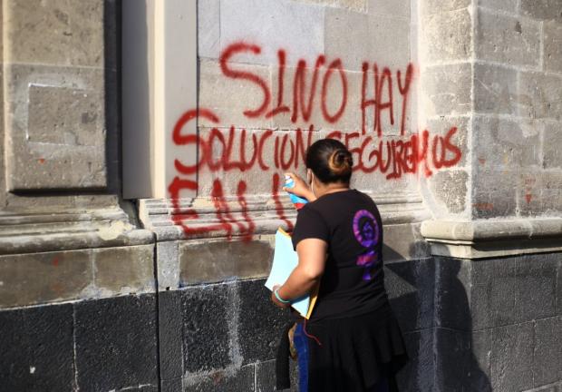 Familiares de víctimas de feminicidio protestan en Palacio Nacional, el 20 de julio de 2020.