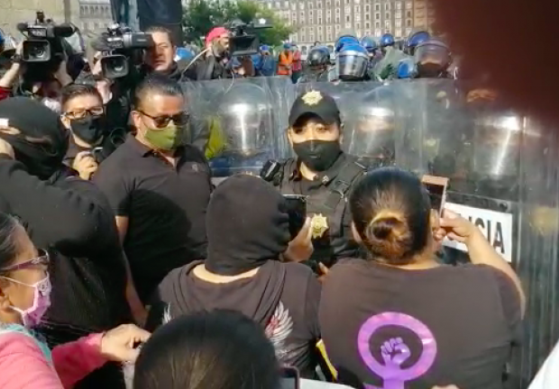 Familiares de víctimas de feminicidio protestan en Palacio Nacional, el 20 de julio de 2020.