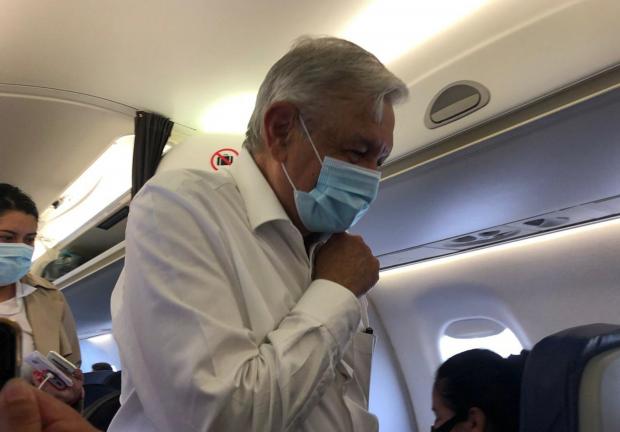 Andrés Manuel López Obrador, Presidente de México, aborda el vuelo hacia la Ciudad de México.