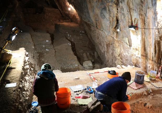 Arqueólogos recolectando los restos en el interior de la cueva.