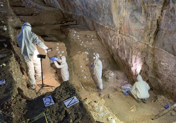 Varios investigadores toman muestras de diferentes capas culturales en la cueva.
