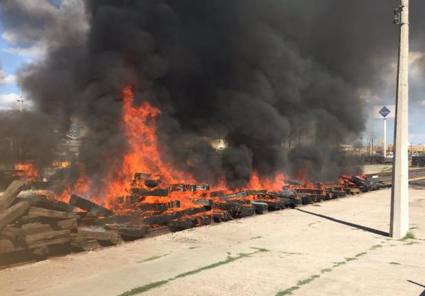 Durmientes incendiados en la vía del ferrocarril, en Delicias, ayer