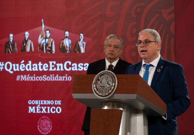 El presidente de México, acompañado de Cristian Morales Fuhrimann, representante de OPS/OMS en México, el 31 de julio de 2020.