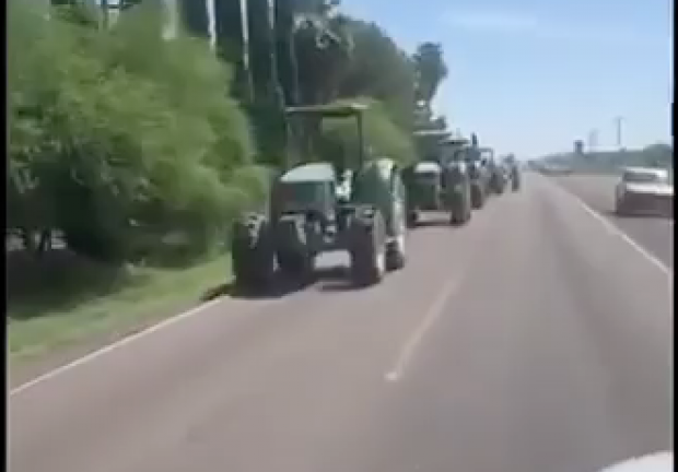 Caravana de campesinos contra presa en Chihuahua.