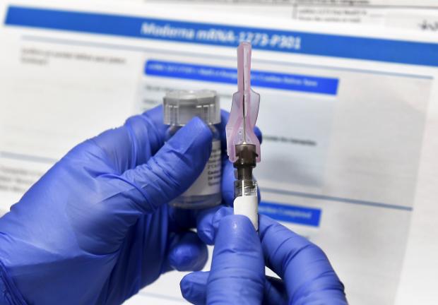 Una enfermera prepara una inyección como parte de un estudio de una posible vacuna contra el COVID-19 en Binghamton, Nueva York.
