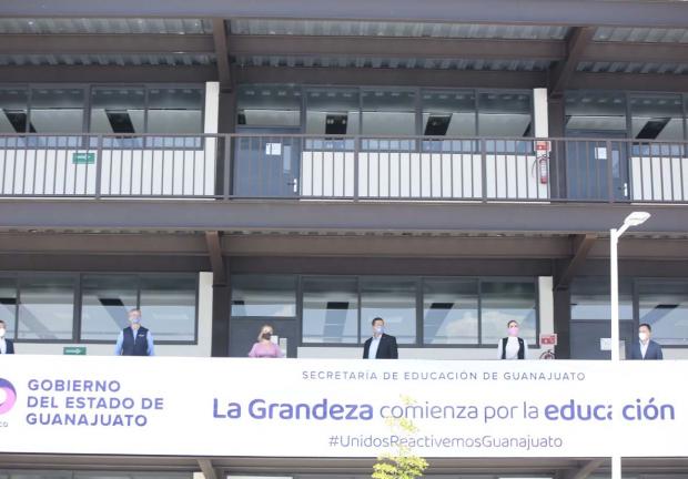 Funcionarios del gobierno de Guanajuato y representantes de Grupo Salinas recorren las nuevas instalaciones de la preparatoria en Guanajuato.