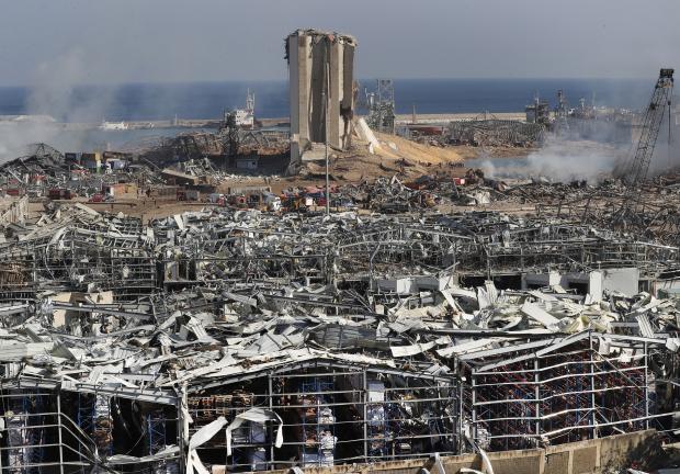 Equipos de rescate trabajan en el lugar de una explosión que golpeó el puerto de Beirut, Líbano, el 5 de agosto de 2020.