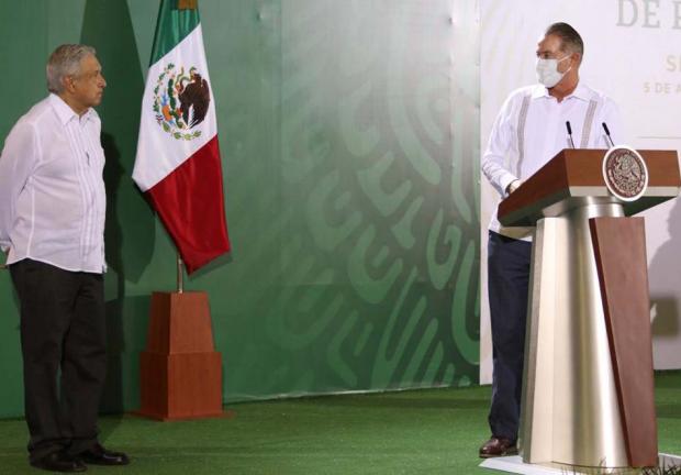 Dialoga el gobernador Quirino Ordaz con el Presidente Andrés Manuel López Obrador durante conferencia matutina.