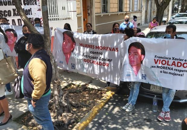 Protestan contra candidatura de Francisco Xavier Berganza a alcaldía de Pachuca, el 5 de agosto de 2020.