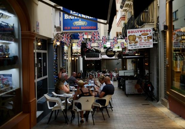 El turista descansa fuera de un bar, en Benidorm, sureste de España, el 27 de julio de 2020.