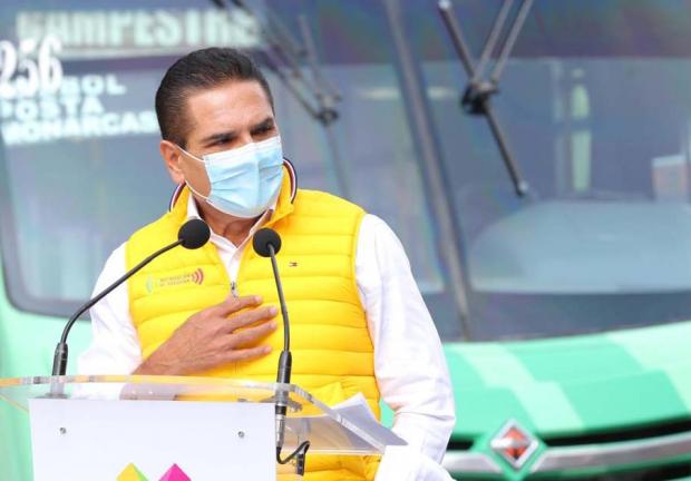 El gobernador de Michoacán dialoga con transportistas de la entidad sobre las medidas sanitarias durante la pandemia.