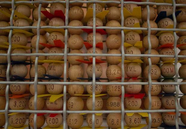 Aquí se guardan en esferas de madera de maple,los números ganadores de la Lotería.