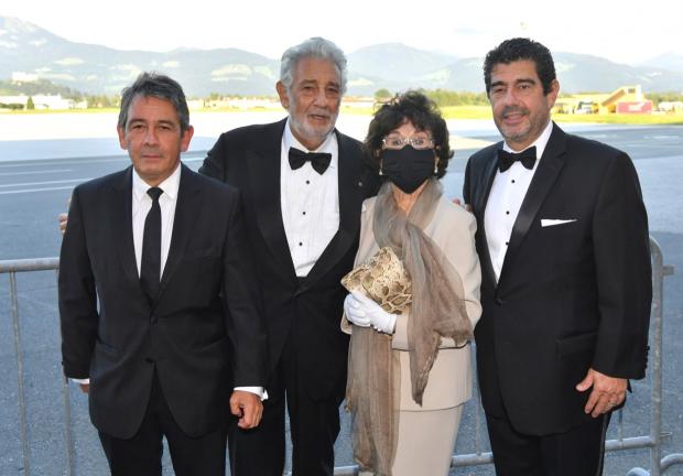 Plácido Domingo, junto a su esposa y sus hijos en Salzburgo, este jueves 6 de agosto.