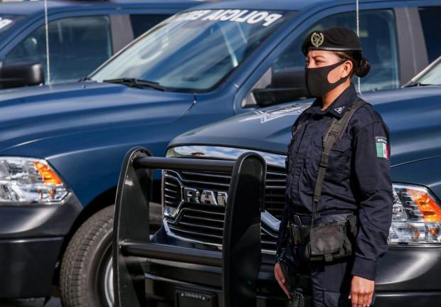 Una oficial de la Policíaa guerrerense con los vehículos entregados.