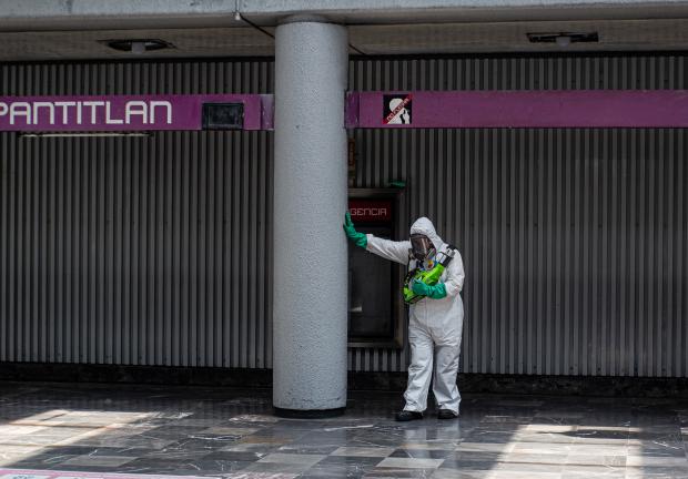 Un empleado descansa tras sanitizar las instalaciones del Metro.