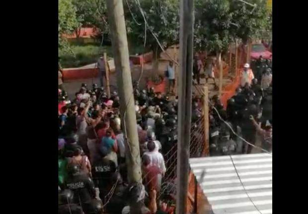 Con detonaciones de arma de fuego policía dispersa manifestación en Macuspana