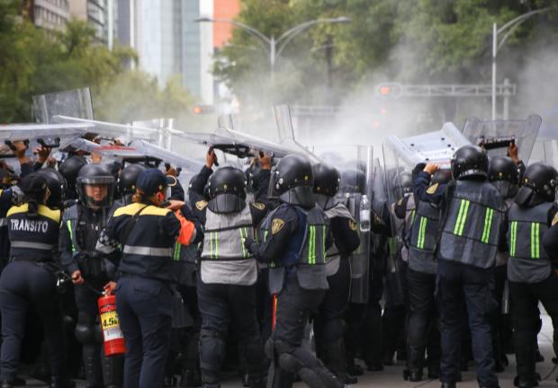 Manifestantes y policías se enfrentaron en la Glorieta a Cuitláhuac.