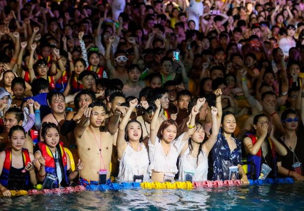 Jóvenes se divierten durante el festival en la provincia de Hubei.