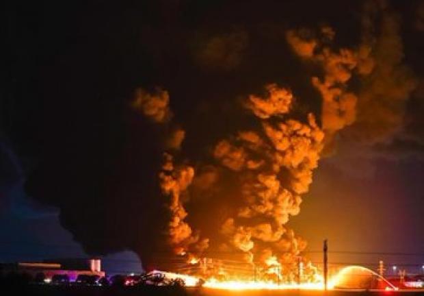 Incendio en fábrica de plástico de Texas, el 19 de agosto de 2020.