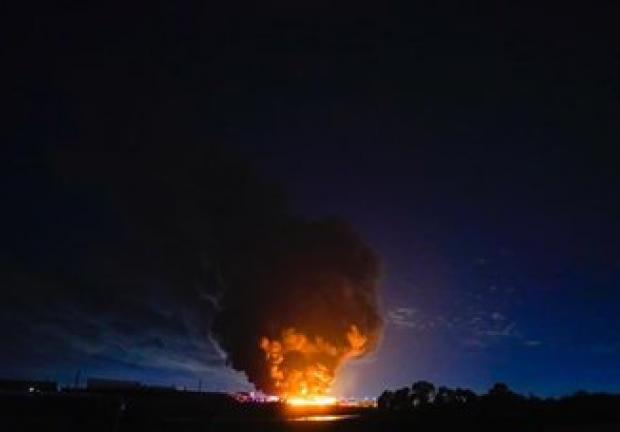 Incendio en fábrica de plástico de Texas, el 19 de agosto de 2020.