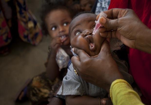 Bebé somalí recibe una vacuna contra la polio en Mogadiscio, Somalía, el 24 de abril de 2013.