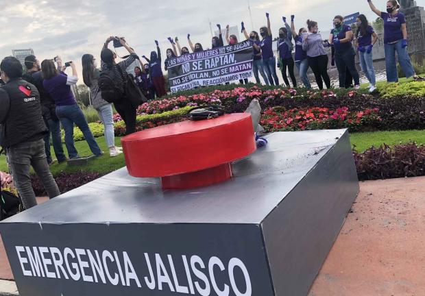 Feministas colocaron en la Glorieta de La Minerva un botón de emergencia en protesta contra la violencia de género.