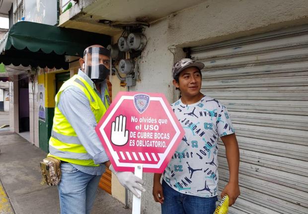 Cuajimalpa refuerza sanitización en colonias de atención prioritaria y transporte público.