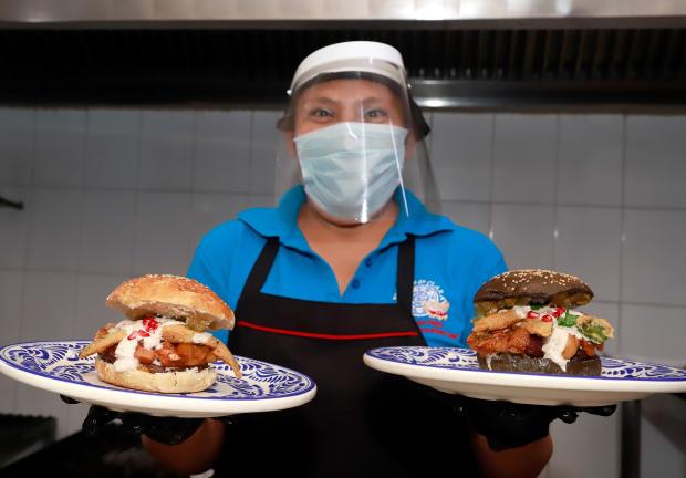 La Fonda de Santa Clara anexará a su menú dos reinterpretaciones del Chile en Nogada; una hamburguesa y una cemita.