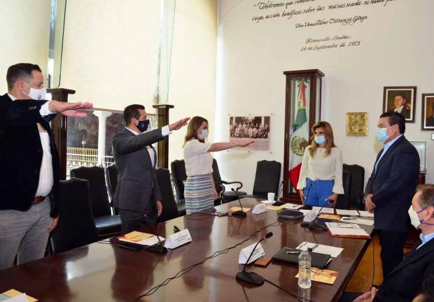 Claudia Pavlovich (al fondo) toma protesta al Comité de “Rescatando Tu Escuela”