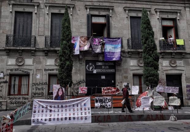 De manera pacífica Integrantes del colectivo "Ni una menos México" tomaron la sede de la Comisión Nacional de los Derechos Humanos (CNDH) ubicada en el Centro Histórico.