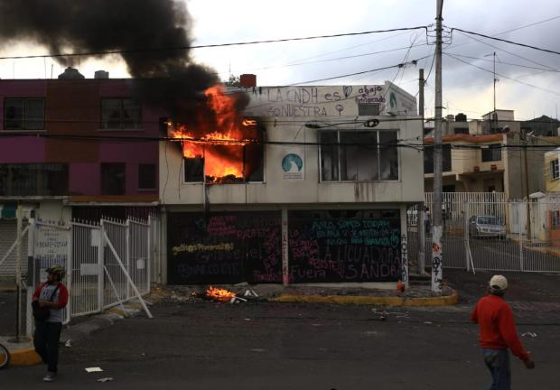 Momento en activistas incendian las oficinas de la CODHEM