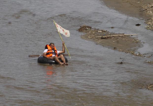 En protesta por la contaminación del río Atoyac, el ambientalista Nazario García se lanzó a este caudal, en julio de 2012