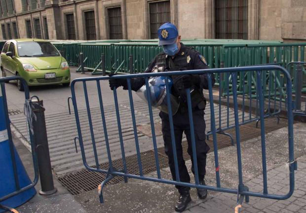Personal de la SSC vigila inmediaciones del Zócalo ante el cierre a la circulación en varias calles.