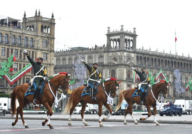 Desfile militar que se realizó por el circuito de la Plaza de la Constitución.