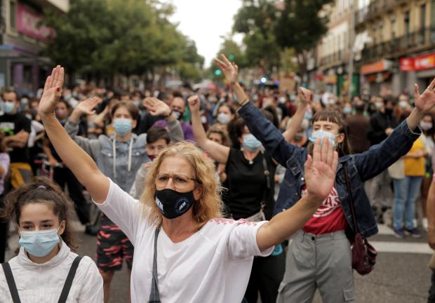 Manifestantes en Madrid, donde volverán medidas restrictivas contra el contagio de COVID-19.