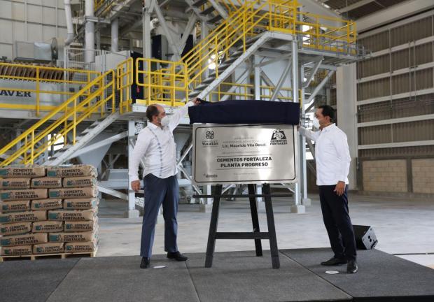 El gobernador Mauricio Vila y el CEO de Elementia, en la inauguración de la planta.