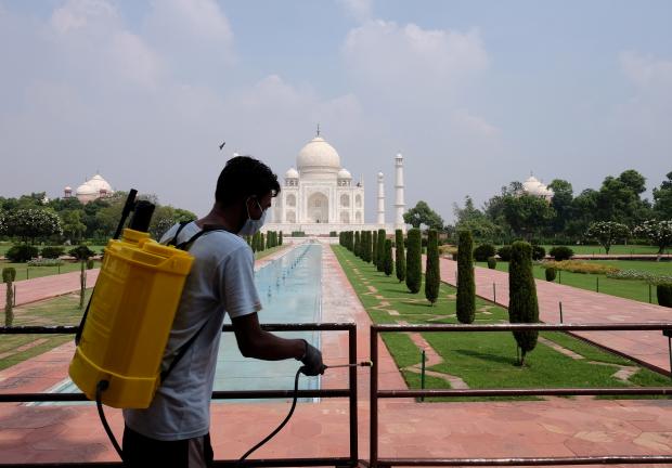 Trabajadores realizan labores de sanitización en el Taj Mahal.