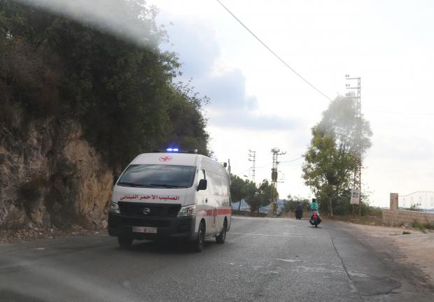 Ambulancia atraviesa el pueblo de Ain Qana, en el Líbano, el 22 de septiembre de 2020.