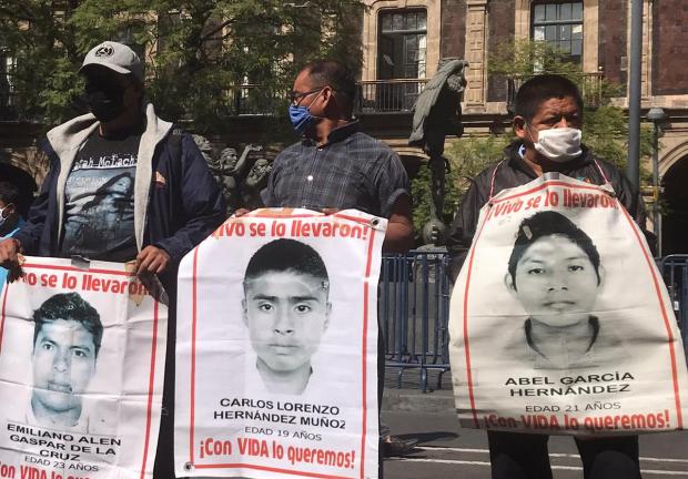 Padres de los 43 normalistas de Ayotzinapa..