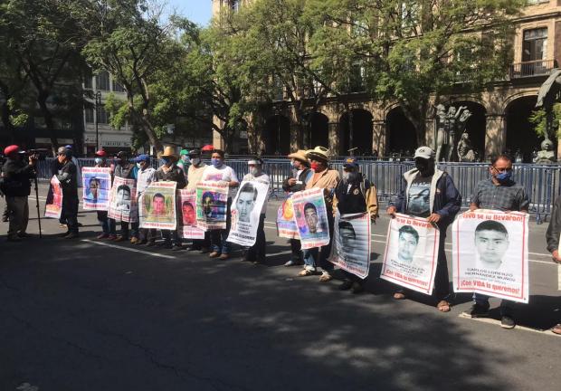 Manifestación de familiares de los 43 normalistas de Ayotzinapa
