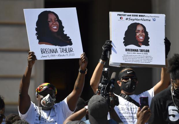 Se sostienen carteles que muestran a Breonna Taylor durante una manifestación en su honor en las escalinatas del Capitolio del estado de Kentucky, el 25 de junio de 2020.