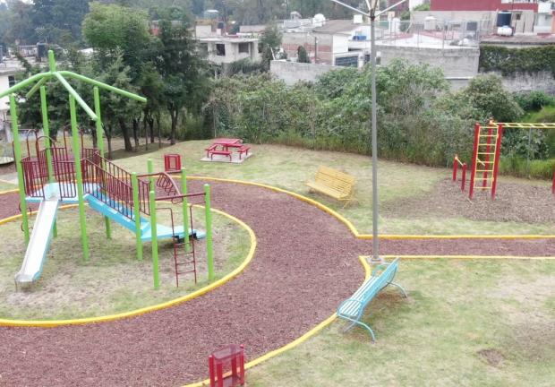 El parque cuenta con áreas de juegos infantiles y gimnasio al aire libre.