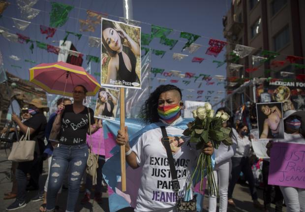 Integrantes de la comunidad LGTBTTTQ se manifestaron para exigir justicia por el asesinato de la activista transgénero Jeanine Huerta