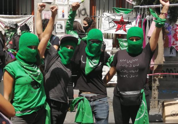 Las mujeres portan pañuelos verdes, símbolo de la lucha contra la despenalización.