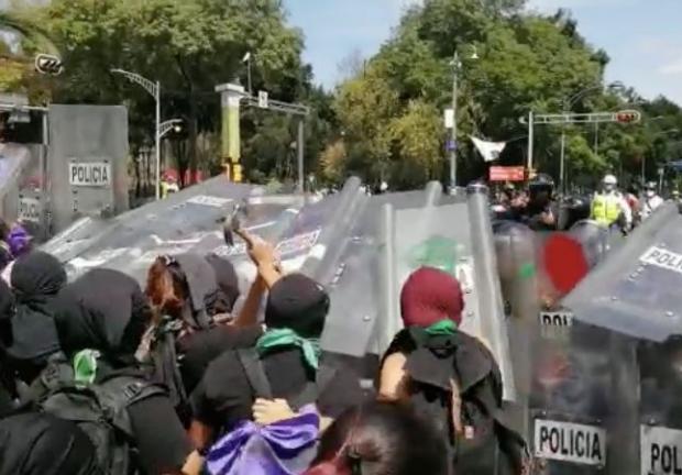 Colectivos feministas realizan actos vandálicos en la Ciudad de México, el 28 de septiembre de 2020.