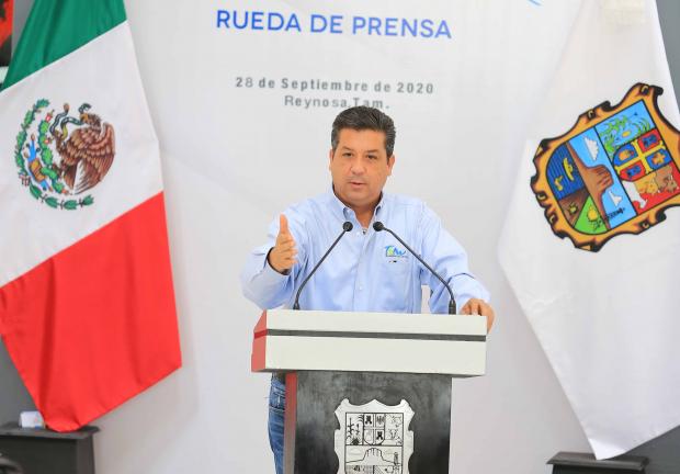 El gobernador Francisco García Cabeza de Vaca en conferencia de prensa.